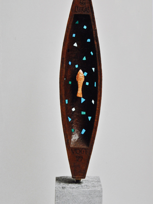 Grabmal Holzschiff mit farbigem Glas