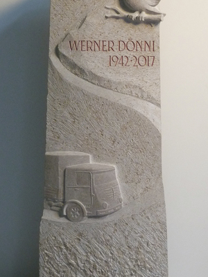Grabmal mit Lastwagen/Vogel-Motiv aus Cenia Kalkstei