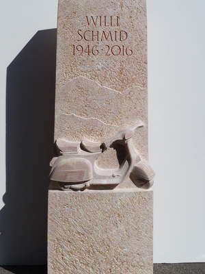 Grabmal mit Vespa, Liesberger Kalkstein