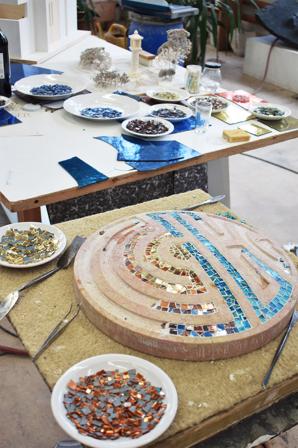 Arbeit an einem Mosaik in Liesberger Kalkstein