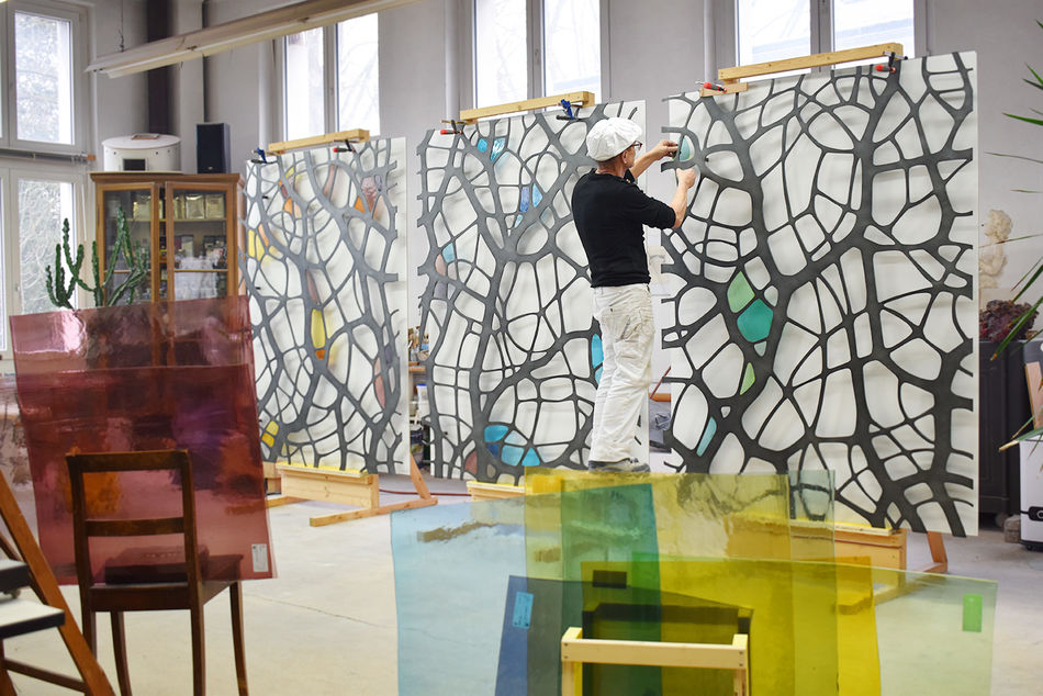 Bildhauer Daniele Trebucchi arbeitet am Wandbild für den Raum der Stille, Alterszentrum St. Bernhard, Wettingen