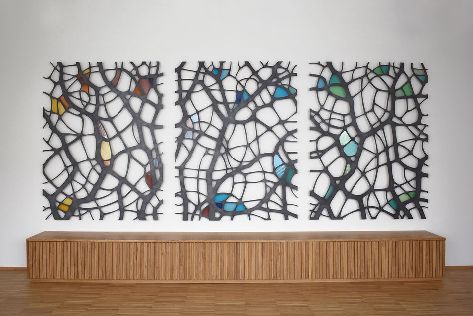 Wandbild, 195 x 480 cm, Stahlblech und Kathedralglas | Korpus, 45 x 480 x 35 cm, Eiche/Eichenfurnier